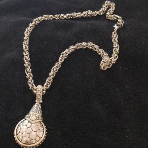 Silver pendant necklace